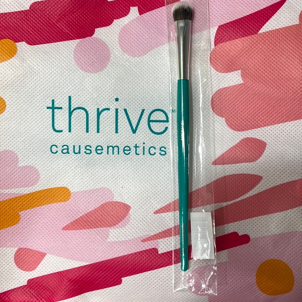 Thrive Causemetics - Precision Lid-Defining Eyeshadow Brush